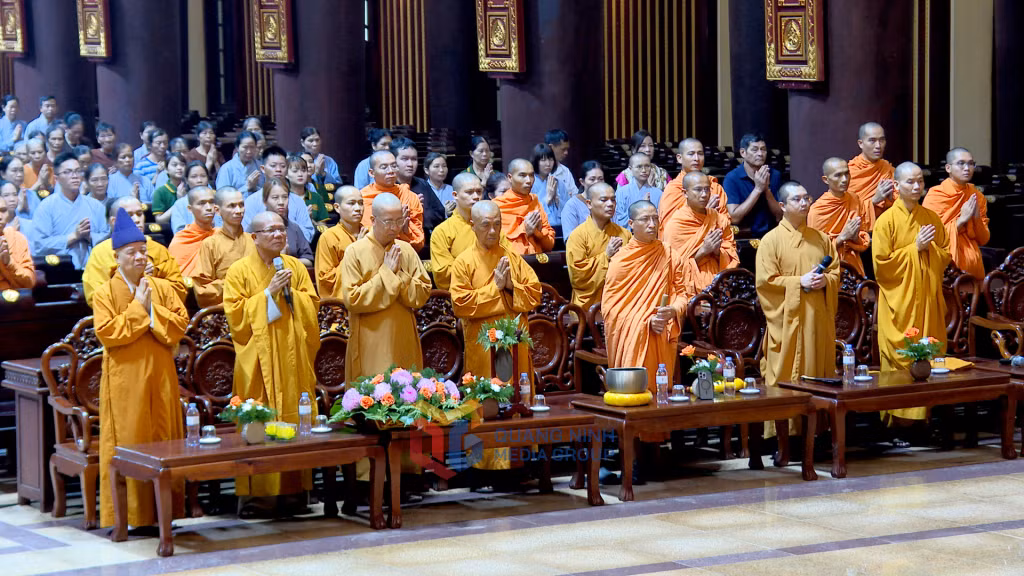 Gần 1.000 tăng ni, phật tử, người dân tại trang nghiêm tổ chức Đại lễ cầu nguyện Quốc thái dân an tại Cung Trúc Lâm Yên Tử