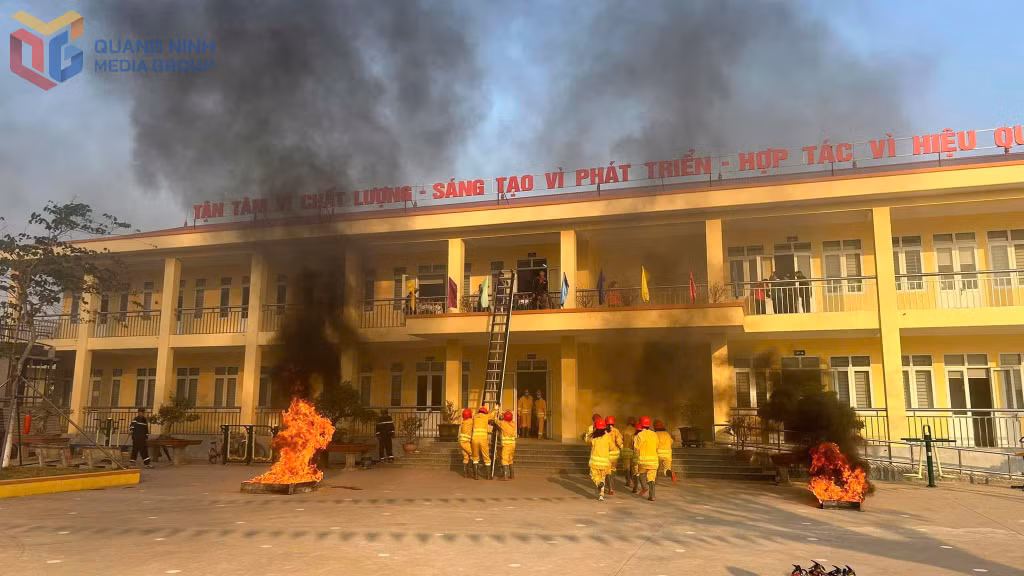 Tập huấn phương án phòng cháy chữa cháy và cứu nạn cứu hộ tại TRường THCS Quảng Phong (xã Quảng Hà).