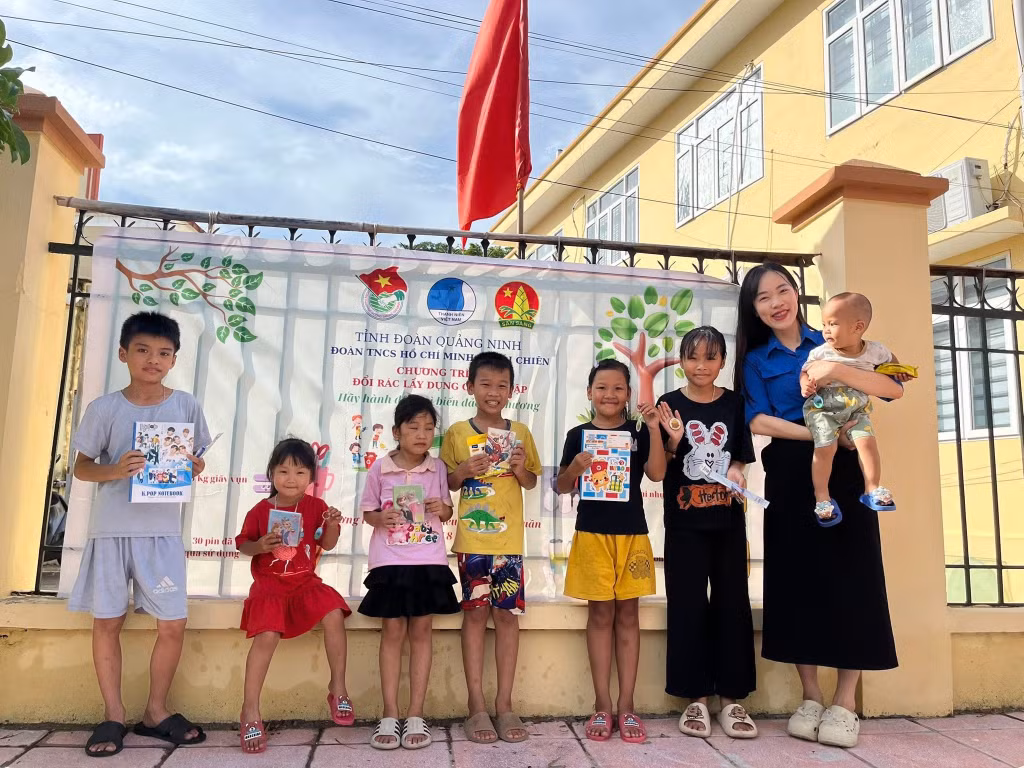 Thanh niên xã Cái Chiên với mô hình Đổi rác 