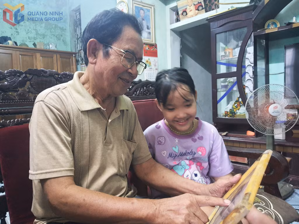 Cựu binh Nguyễn Văn Thiềng kể cho cô cháu gái nghe về một thời ông cùng đồng đội chống càn, đánh dồn địch.