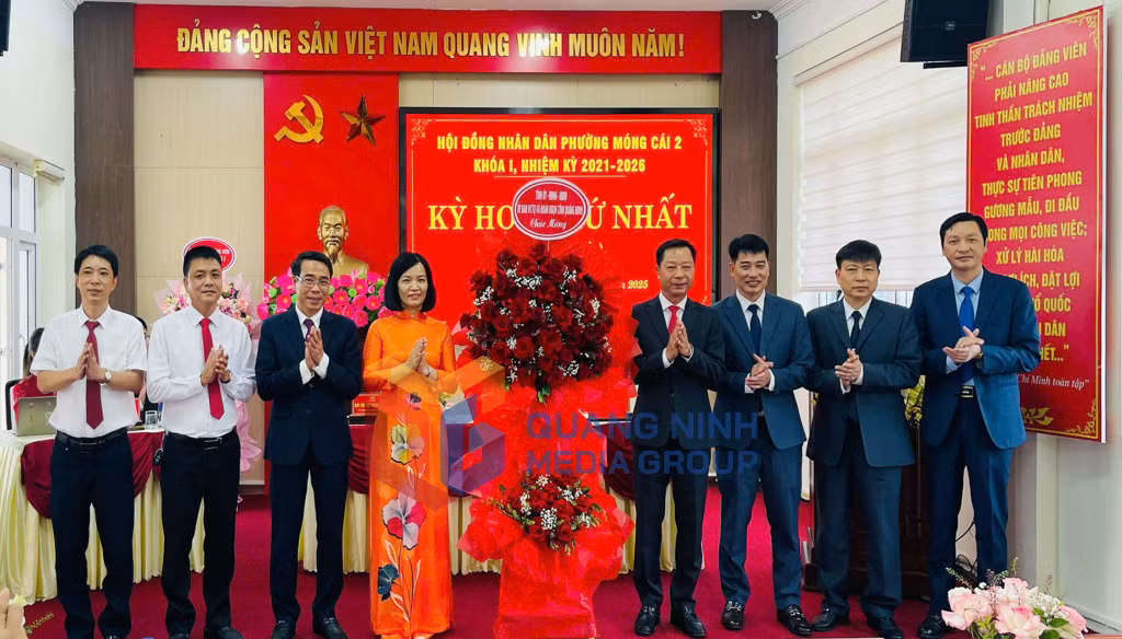 Đồng chí Lê Văn Ánh, Phó Chủ tịch HĐND tỉnh, tặng hoa chúc mừng Đảng bộ, HĐND, UBND phường Móng Cái 2 (7-2025). Ảnh: PV