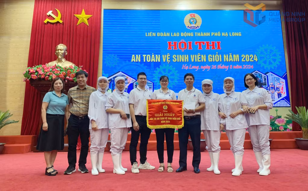 Phó Giám đốc, kiêm Chủ tịch Công đoàn Công ty CP Xuất nhập khẩu Thủy sản Quảng Ninh Nguyễn Công Lượng (thứ 2 trái sang) 