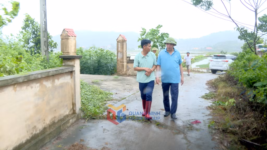 Lãnh đạo UBND phường Đông Triều tiếp kiểm tra các khu vực cầu cống tại cống đồng mả khu 1 vân giang, cống khu an biên