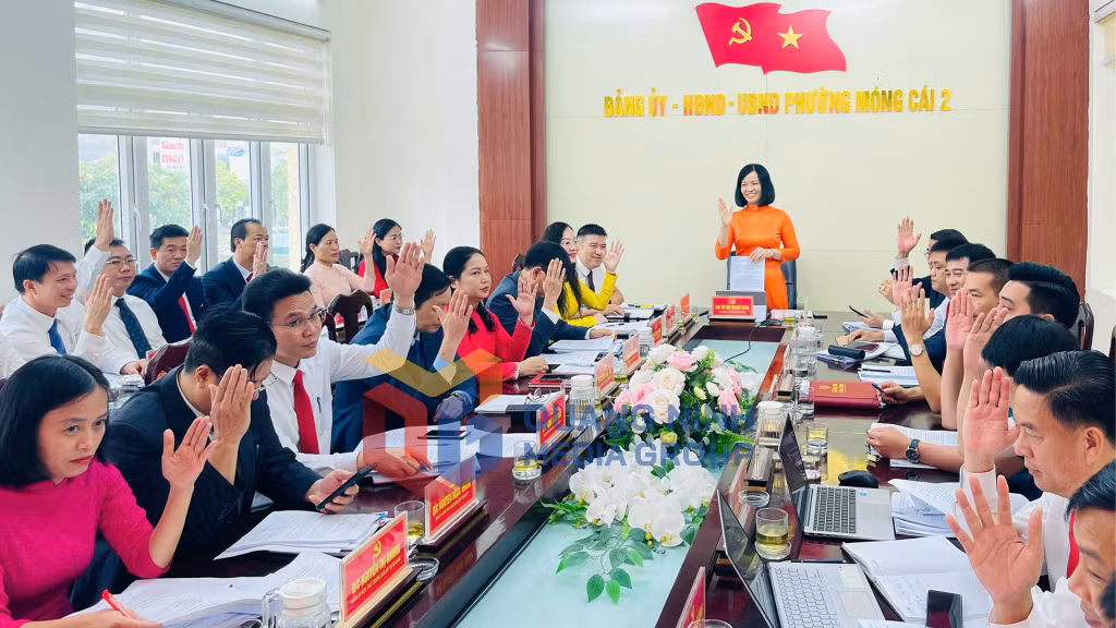 Ban Chấp hành Đảng bộ phường Móng Cái 2 biểu quyết thông qua các chủ trương (7-2025). Ảnh: PV