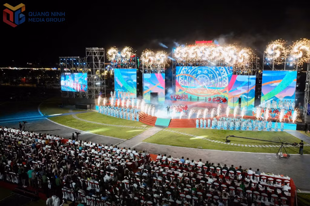 Chương trình mở đầu với màn biểu diễn trống hội trên nền ca khúc "Ánh bình minh rực rỡ" với phần thể hiện của ca sĩ Đông Hùng và Nguyễn Ngọc Anh.