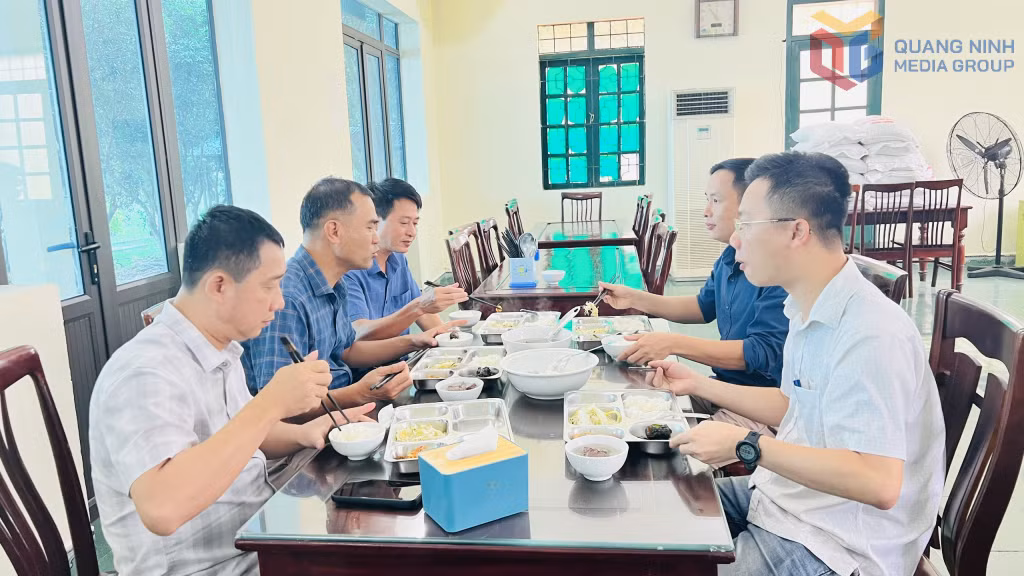 Ăn cơm ca của người lao động tại Công ty Công nghiệp hóa chất mỏ Việt Bắc (MICCO).