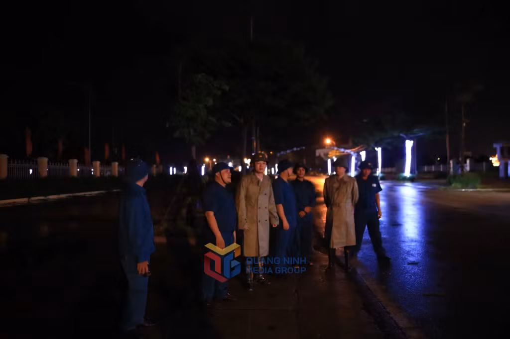 Lực lượng chức năng của phường Đông Triều tổ chức tuần tra, ứng trực trong đêm 21/7.