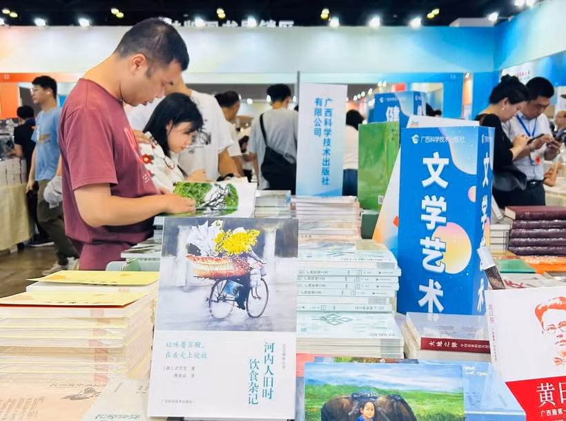 Bản tiếng Trung của cuốn sách “Người Hà Nội, chuyện ăn, chuyện uống một thời” được giới thiệu tại Tuần lễ Sách văn hóa Trung Quốc-Đông Nam Á. (Ảnh: CTV/Vietnam+)
