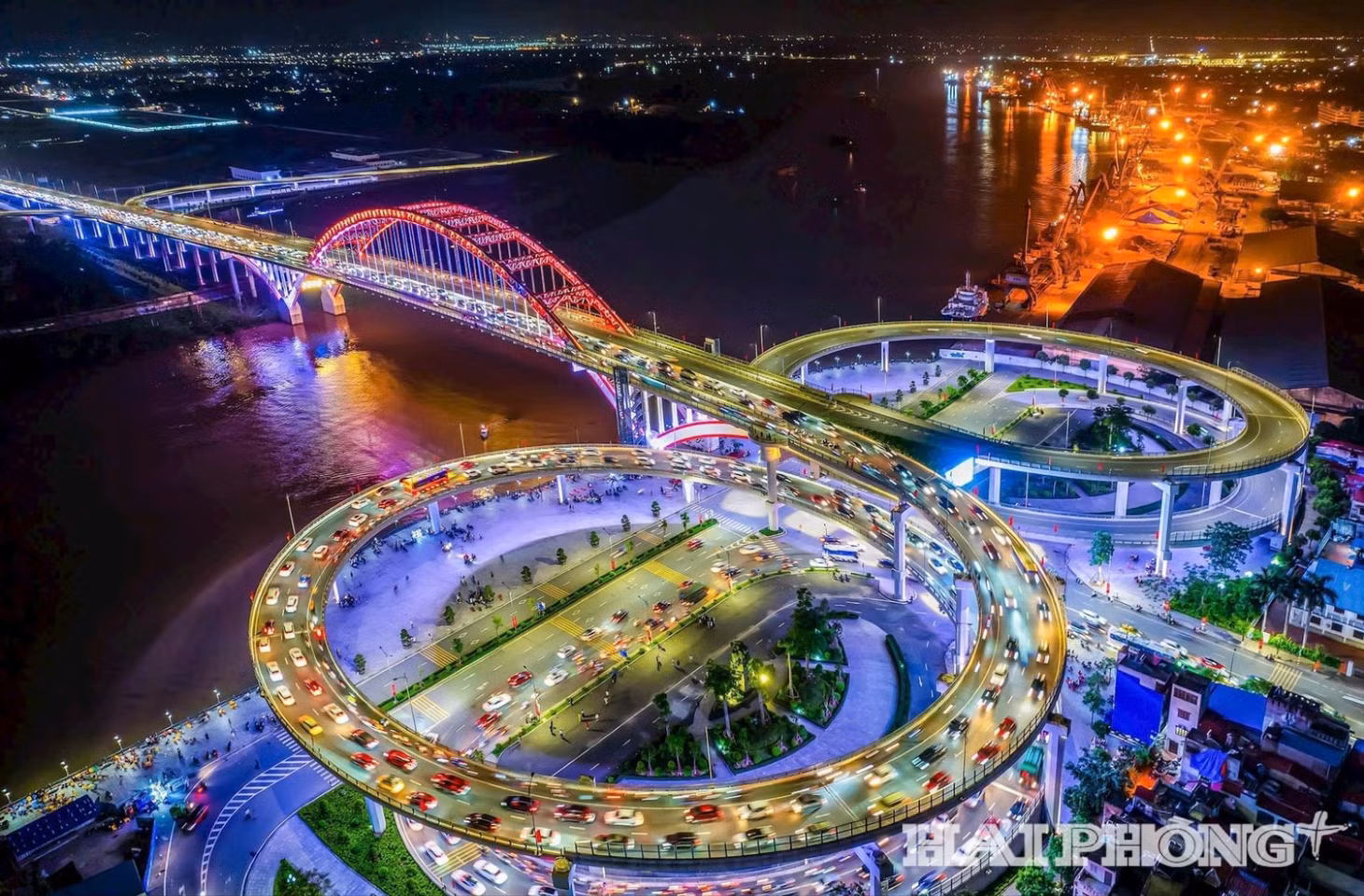 Cầu Hoàng Văn Thụ bắc qua sông Cấm, nối liền phường Hồng Bàng với phường Thủy Nguyên, thiết kế theo mô hình cánh chim biển, dài 1.570 m (cầu chính dài 290 m), rộng 33,5 m