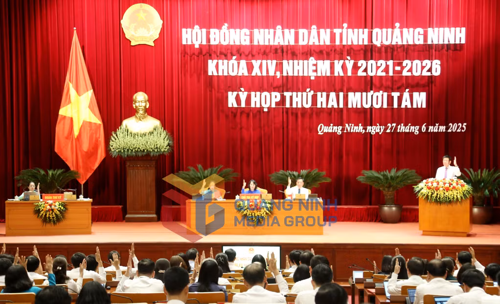 Các đại biểu biểu quyết thông qua các nghị quyết tại kỳ họp (6-2025). Ảnh: Thu Chung