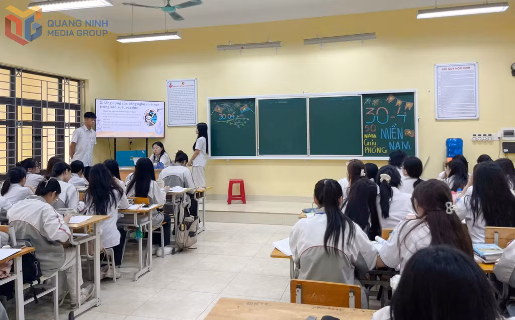 Nhà trường xây dựng các phòng học thông minh; các tiết học ứng dụng bảng tương tác, học liệu số trở nên quen thuộc với học sinh.
