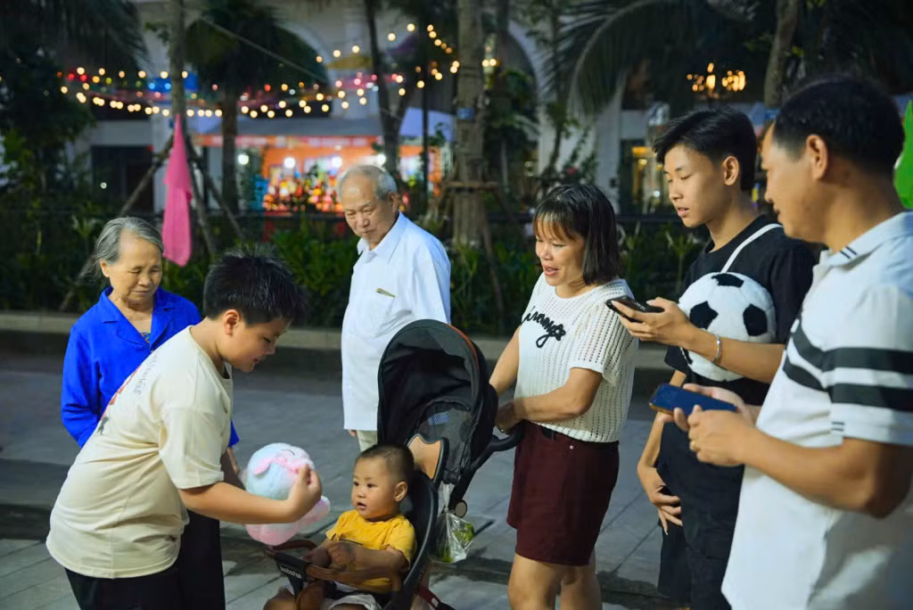 Gia đình đa thế hệ đều tìm thấy niềm vui cho mình tại Halong Marina Street Fest.