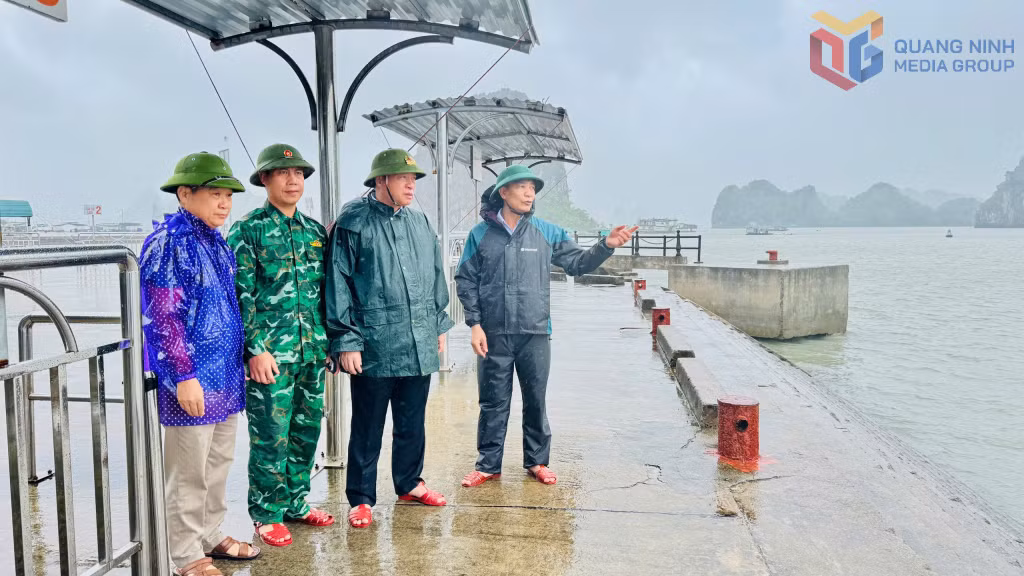 Đồng chí Vũ Đức Hưởng, Chủ tịch UBND đặc khu Vân Đồn, cùng các lực lượng trực tiếp kiểm tra tại cảng Cái Rồng.