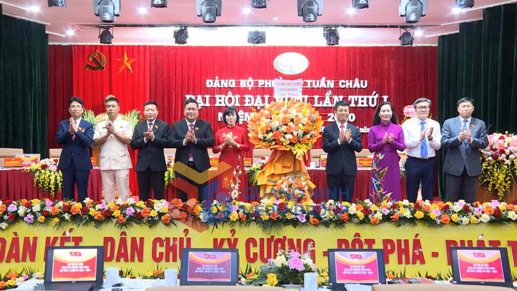 Đồng chí Nguyễn Hồng Dương, Ủy viên Ban Thường vụ, Trưởng Ban Tuyên giáo và Dân vận Tỉnh ủy và đồng chí Nguyễn Thị Hạnh, Phó Chủ tịch UBND tỉnh tặng hoa chúc mừng Đại hội (7-2025). Ảnh: Đỗ Hùng