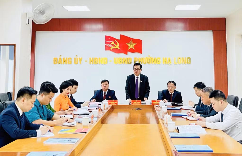 Đồng chí Hoàng Bá Nam, Tỉnh ủy viên, Bí thư Đảng ủy, Chủ tịch HĐND phường Hạ Long chủ trì hội nghị Ban Thường vụ Đảng ủy phường.