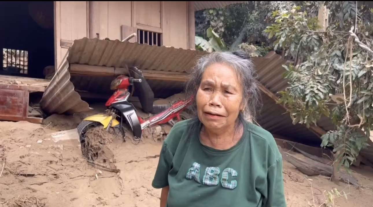 Bà Kha Thị Lý trú tại bản Xằng Trên, xã Mỹ Lý bật khóc khi nói về trận lũ kinh hoàng.