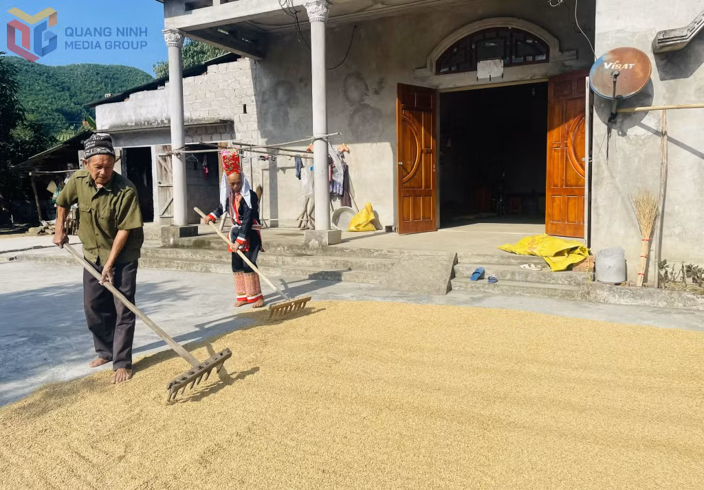 Người dân xã Đông Ngũ phấn khởi trong ngôi nhà mới khang trang.
