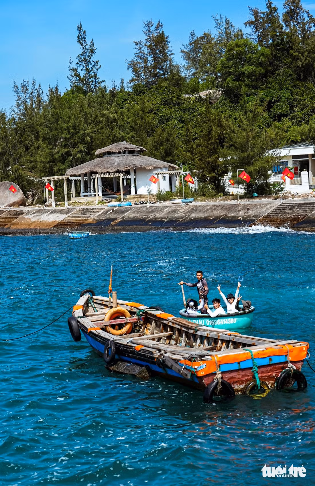 Du khách thích thú chuẩn bị đi trải nghiệm tour lặn bắn cá - Ảnh: DŨNG NHÂN