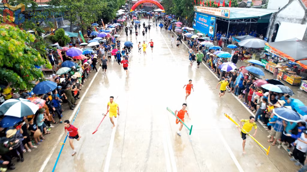 Các VĐV chạy chèo trước khi vào keo bơi.