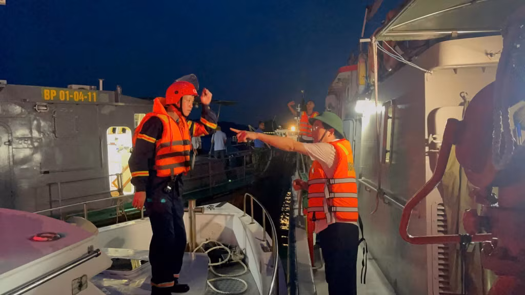 Đồng chí Vũ Quyết Tiến, Phó Bí thư Tỉnh ủy Quảng Ninh chỉ đạo công tác cứu hộ trong đêm.