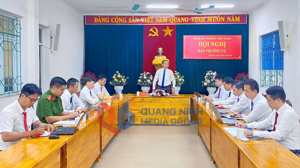 Đúng 7h ngày 172025, Đảng ủy phường Việt Hưng đã tổ chức Hội nghị Ban Thường vụ (7-2025). Ảnh: PV