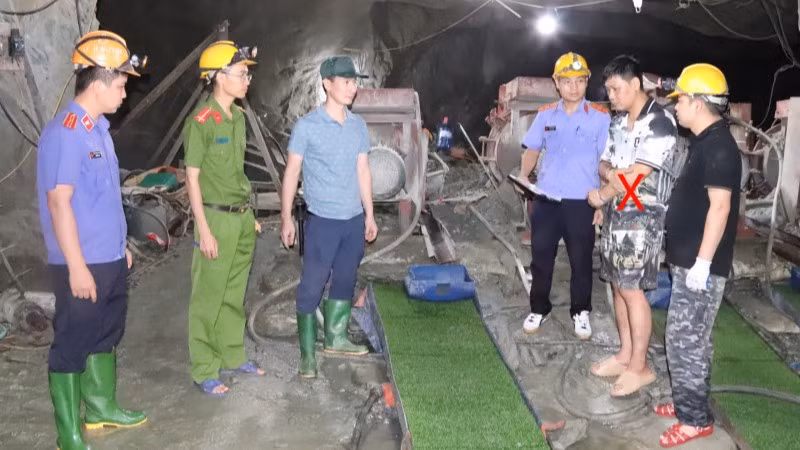 Lực lượng chức năng kiểm tra hiện trường, kiểm đếm tang vật liên quan đến hoạt động khai thác vàng trái phép trong hầm lò tại xã Gia Phù, tỉnh Sơn La. Ảnh: Công an tỉnh Sơn La