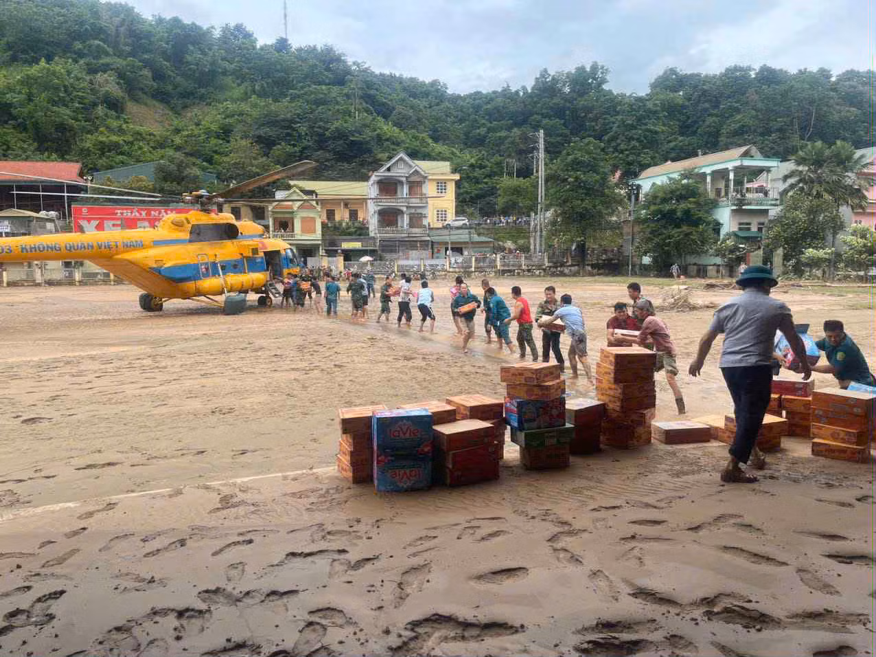 Trực thăng mang hàng vào vùng lũ Nghệ An ngày 24/7.