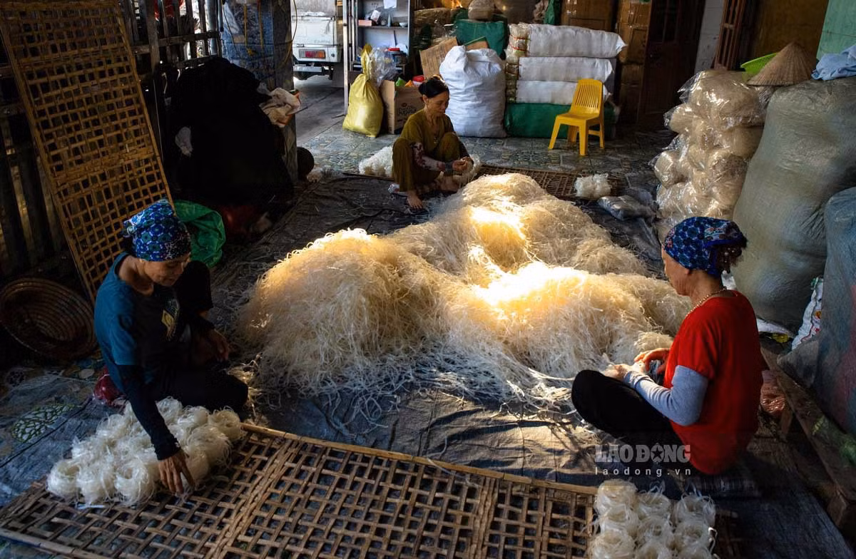 Công đoạn làm bánh đa đòi hỏi sự khéo léo, cẩn thận. Ảnh: Trọng Cung