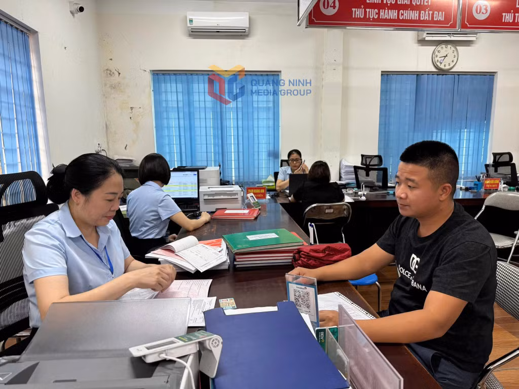 Cán bộ Phòng Kinh tế, Hạ tầng và Đô Thị phường Uông Bí tiếp nhận hồ sơ thủ tục hành chính của người dân trong ngày làm việc đầu tiên theo mô hình chính quyền 2 cấp.