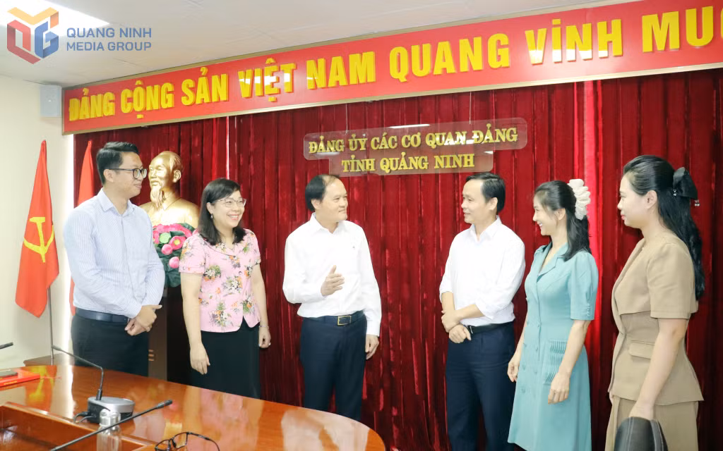 Đồng chí Hoàng Quang Hải, Tỉnh ủy viên, Phó Bí thư Đảng ủy Các cơ quan Đảng tỉnh trao đổi cùng các cán bộ, đảng viên.&nbsp;