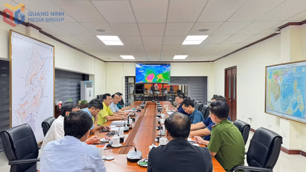 Ban Chỉ huy PCTT-TKCN và PTDS đặc khu Vân Đồn theo dõi sát diễn biến tình hình của bão tại Trụ sở Ban Chỉ huy lúc 0h ngày 22/7/2025.
