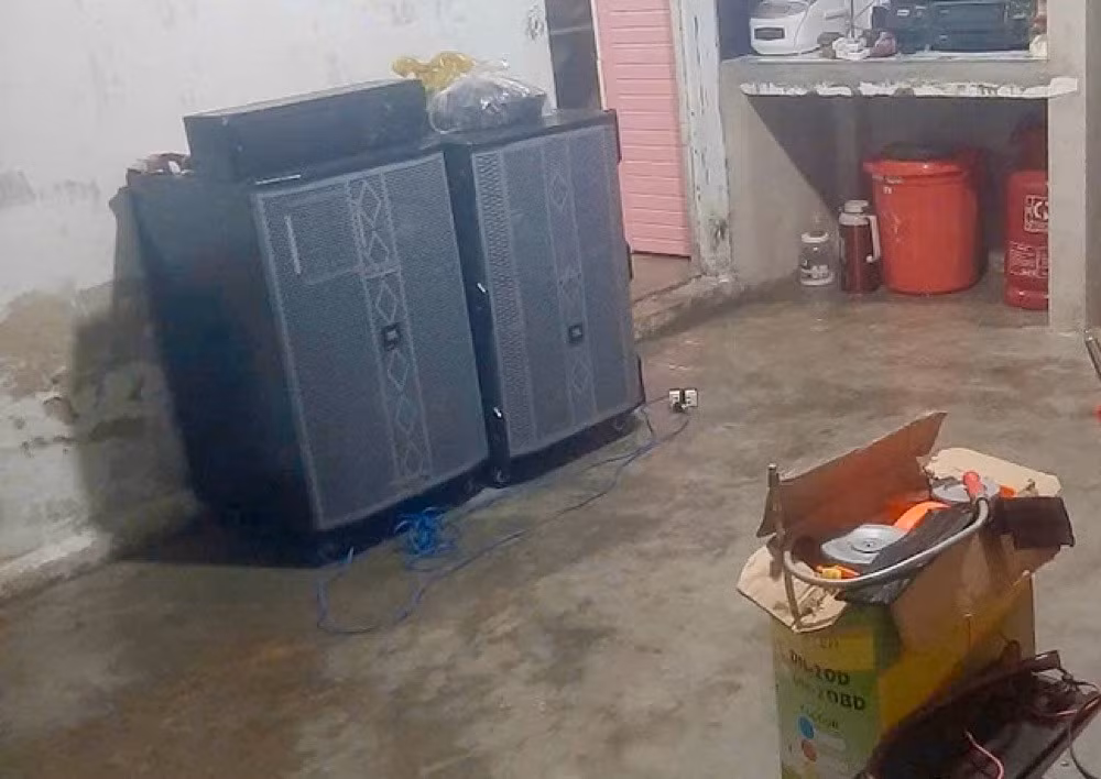 Bên trong căn nhà xảy ra vụ 2 vợ chồng hờ trong tình trạng bị cháy khiến người chồng tử vong. Ảnh: VKS