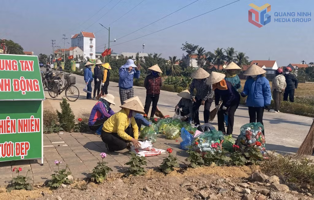 Người dân phường Liên Hòa tham gia phân loại rác thải rắn tại nguồn, đảm bảo vệ sinh môi trường xanh - sạch - đẹp. Ảnh: Trúc Linh