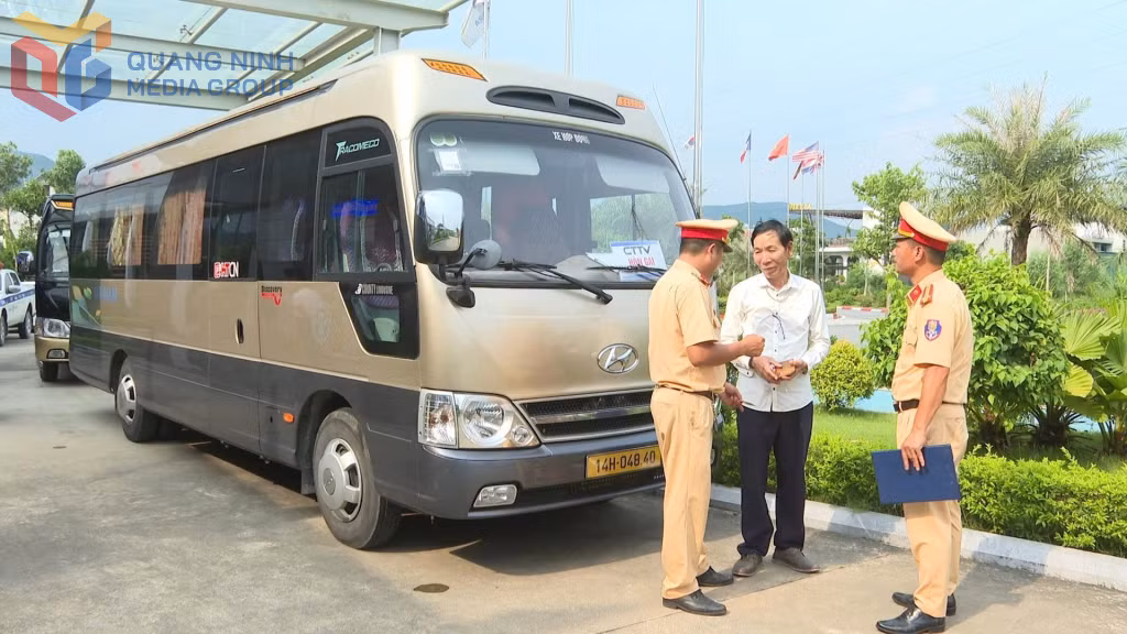 CSGT tuyên truyền nhắc nhở lái xe tuân thủ nghiêm quy định ATGT.