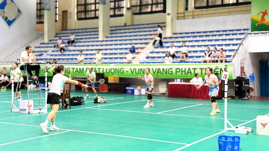 Các VĐV thi đấu môn cầu lông ngay sau Lễ khai mạc.