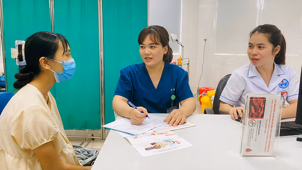 Bác sĩ Trung tâm Y tế huyện Đầm Hà tư vấn sàng lọc trước sinh cho phụ nữ mang thai.