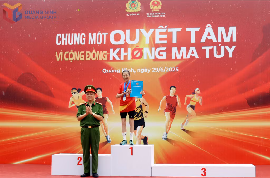 Cụ Nguyễn Thị Việt Dung được vinh danh là nhân vật truyền cảm hứng tại Giải chạy “Chung một quyết tâm - Vì cộng đồng không ma túy” sáng 29/6/2025 tại Hạ Long.