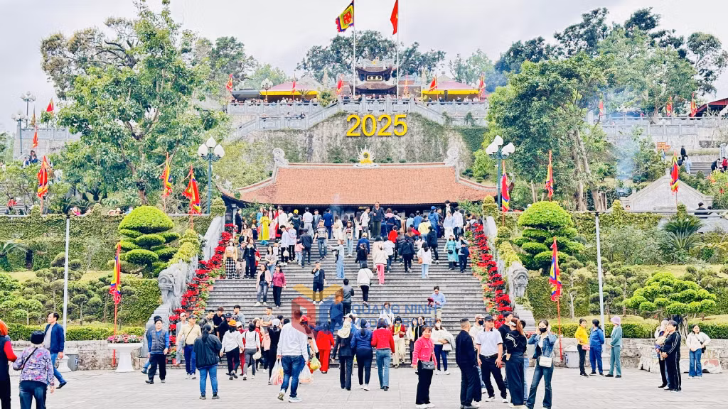 Khu Di tích Quốc gia đặc biệt Đền Cửa Ông là trọng tâm phát triển dịch vụ du lịch, văn hoá tâm linh khu vực phía Đông phường Cửa Ông.