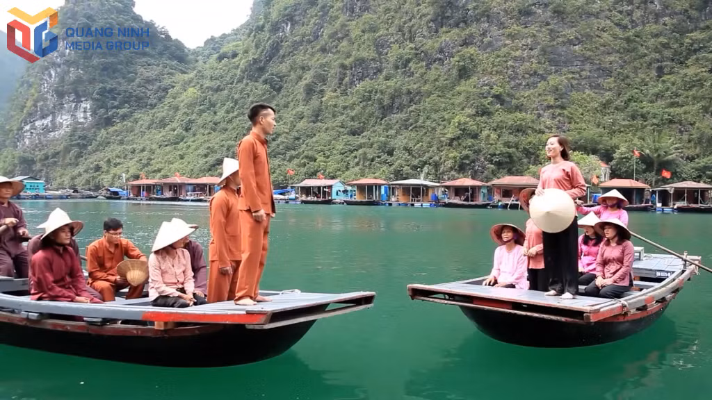 Hát giao duyên trên Vịnh Hạ Long là sản phẩm du lịch văn hóa được du khách yêu thích.