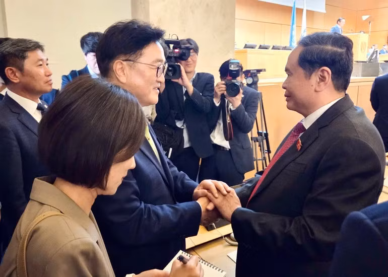 Chủ tịch Quốc hội Trần Thanh Mẫn gặp Chủ tịch Quốc hội Hàn Quốc Woo Won Shik. (Ảnh: quochoi.vn)