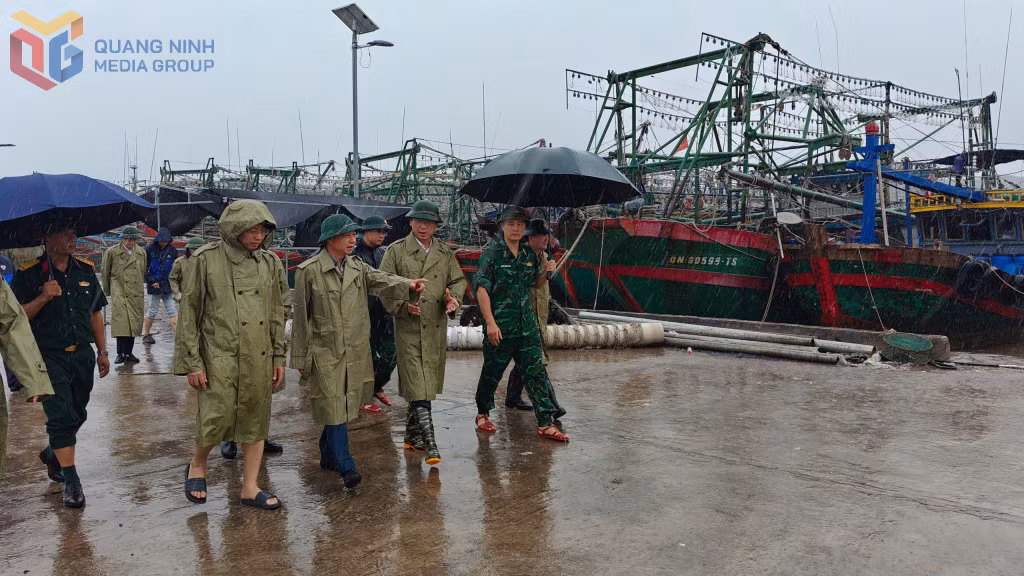Các đồng chí lãnh đạo tỉnh kiểm tra công tác phòng, chống bão cho tàu thuyền tại khu neo đậu tránh trú bão Tiến Tới (xã Đường Hoa).