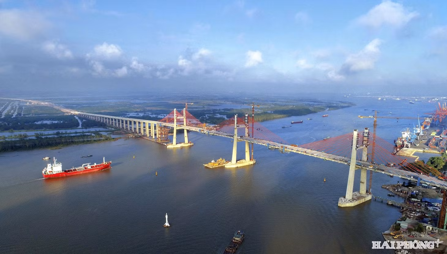 Cầu Bạch Đằng bắc qua sông Bạch Đằng trên tuyến đường cao tốc Hải Phòng - Hạ Long - Vân Đồn - Móng Cái, nối liền hai tỉnh Quảng Ninh và TP Hải Phòng
