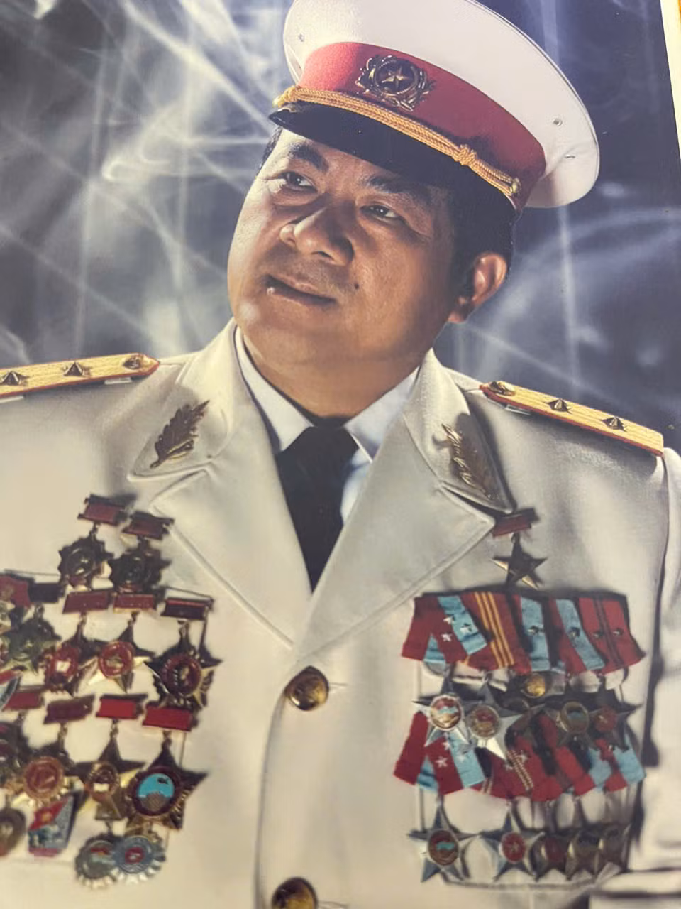 Chân dung Anh hùng LLVT nhân dân Đoàn Sinh Hưởng. Chân dung Anh hùng LLVT nhân dân Đoàn Sinh Hưởng.
