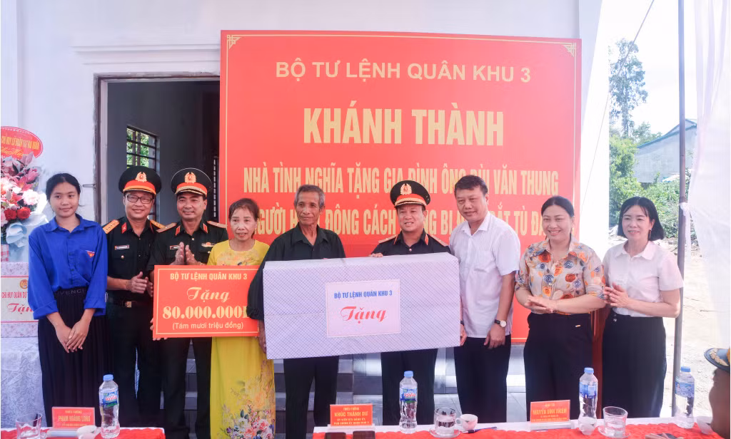 Trao hỗ trợ xây dựng nhà ở cho gia đình ông Bùi Văn 