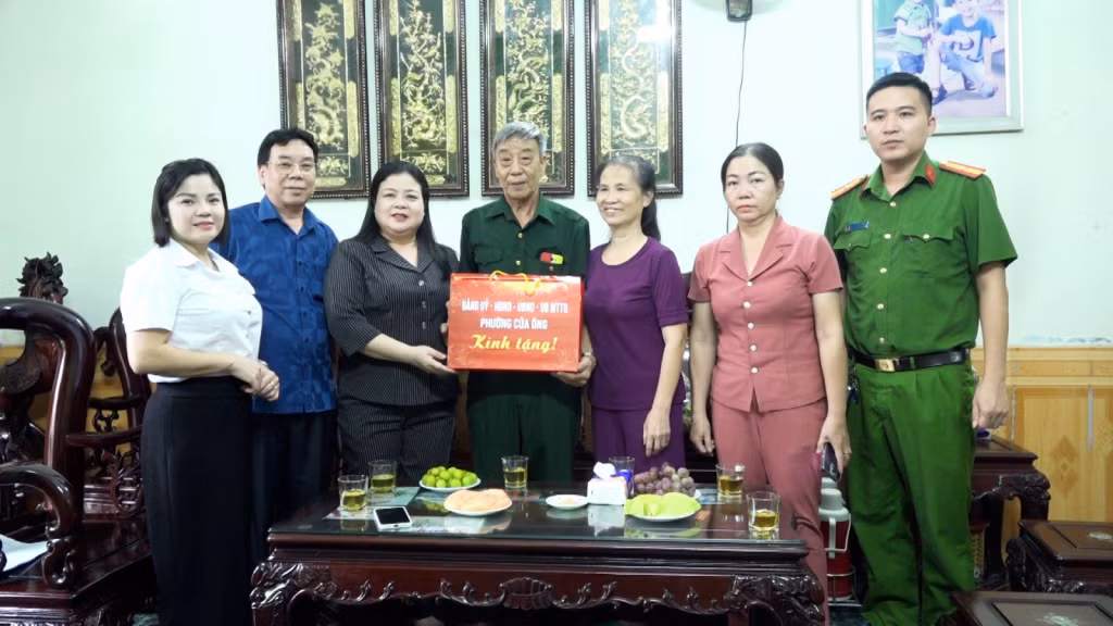 Nhân kỷ niệm 78 năm ngày Thương binh - Liệt sĩ, 27/7 (1947- 2025), đại diện lãnh đạo phường Cửa Ông đã tới thăm, tặng quà các gia đình chính sách, người có công với cách mạng trên địa bàn phường. Trong ảnh: Đoàn thăm, tặng quà ông Đỗ Đình Thịnh, thương binh 1/4 tại khu phố 6, phường Cửa Ông.