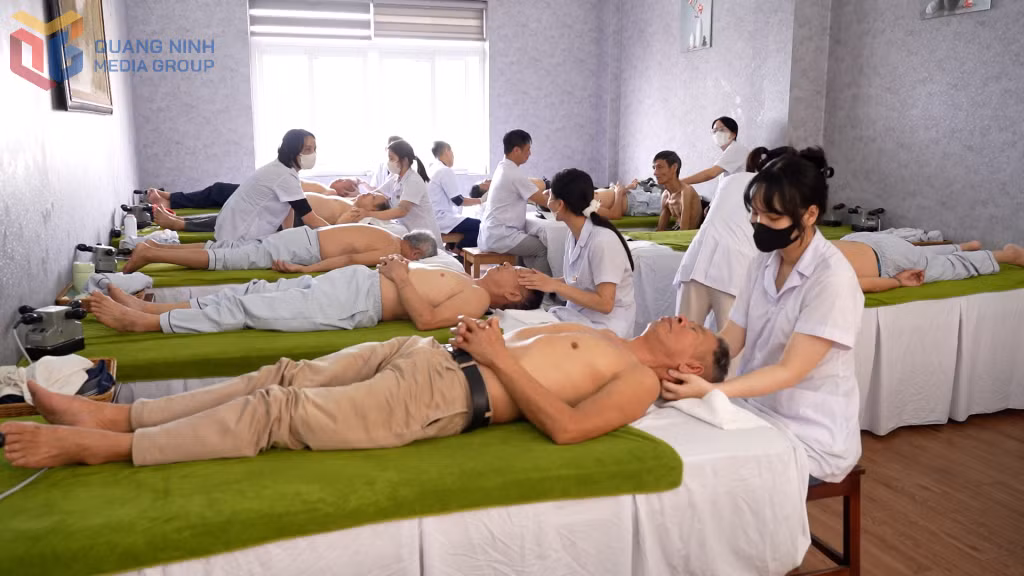 Thương binh, bệnh binh và người có công chăm sóc sức khoẻ tại Trung tâm Điều dưỡng người có công tỉnh Quảng Ninh.