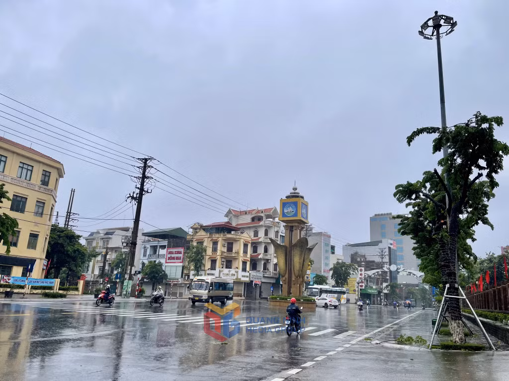 Tại khu vực phường Cẩm Phả, trời có mưa, gió nhẹ.