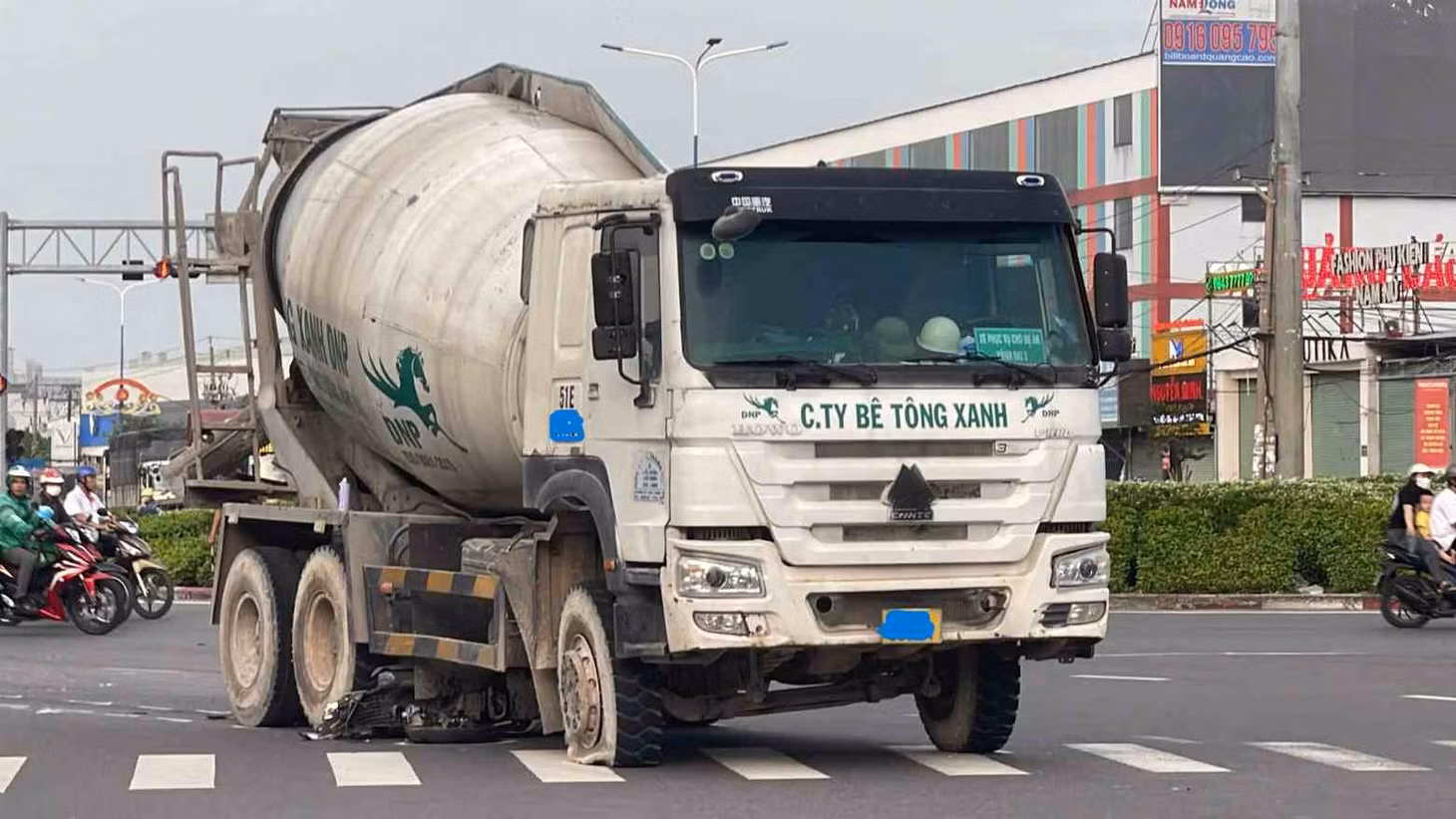 Tai nạn giữa xe bồn và xe máy ở TPHCM, nữ tài xế xe ôm tử vong ảnh 3
