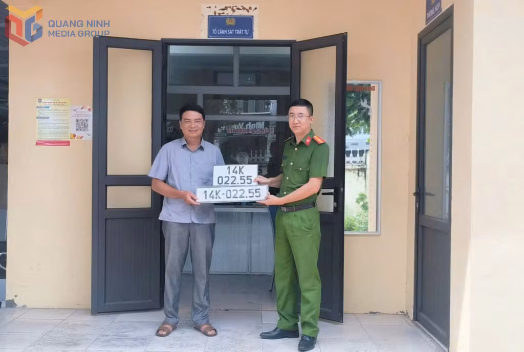 Công an xã Quảng Hà cấp đăng ký, biển số xe cho công dân sau sáp nhập.