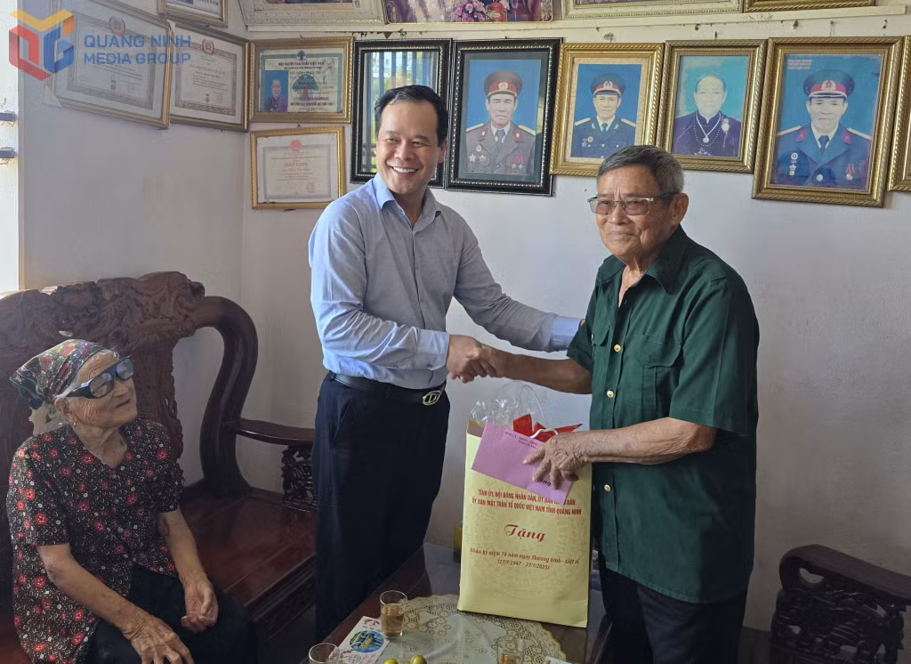 Đồng chí Điệp Văn Chiến, Trưởng ban Nội chính Tỉnh ủy, thăm và tặng quà thương binh Phạm Văn Châu (Xã Vĩnh Thực).
